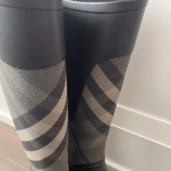 Burberry rubber rain boots. - Picture 8 of 10